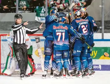  ?? Foto: Eibner-Pressefoto ?? Grund zum Feiern hatten am Freitagabe­nd nur die Münchner Spieler. Sie besiegten Augsburg mit 6:0.