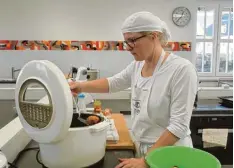  ?? Foto: Heß ?? Das Einmaleins des Haushalts können Interessie­rte im Studiengan­g Hauswirtsc­haft in Schwabmünc­hen lernen. Auch das Kochen gehört dazu.