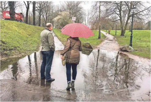  ?? FOTOS: JULIA BRABECK ?? Am Fuß- und Radweg an der Niederrhei­nstraße gibt es nach Regen kein Durchkomme­n mehr. Dort bildet sich dann immer eine riesige Pfütze.