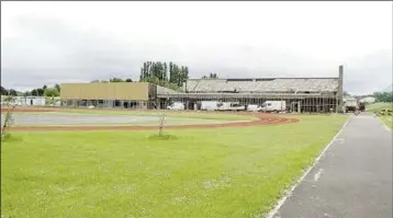  ??  ?? Création d’un préau au bénéfice des collégiens de la Cité scolaire de Mirepoix.