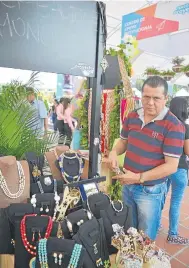  ??  ?? HUMBERTO OVALLOS expuso su negocio de bisutería Creaciones Monguí.