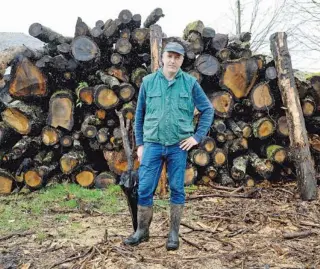  ?? [SANDRA ALONSO] ?? Suso Casal compra a maderistas la madera de carballo que prepara para vender como leña