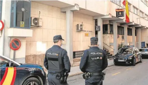  ?? EFE ?? Agentes de la Policía Nacional, ante la comisaría de Linares (Jaén)