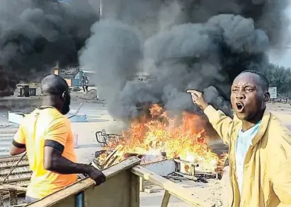  ?? Agènciesci / AP ?? Manifestan­ts contra el Govern cremant barricades en les protestes de dijous a N’Djamena