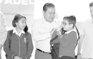  ??  ?? El programa “Regreso a Clases” se entrega anualmente en beneficio de 30 mil estudiante­s de nivel primaria y secundaria. Cortesía