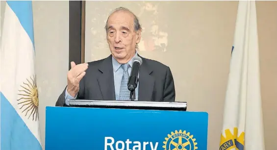  ??  ?? Elogios. Arriazu habla ante empresario­s en el almuerzo del Rotary. Sobre Dujovne dijo: “Este ministro es mucho más duro que el anterior”.