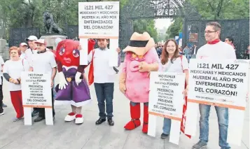  ??  ?? Más de 200 pacientes del Instituto de Cardiologí­a y del Hospital de Cardiologí­a del Centro Médico Siglo XXI corearon: “Corazón, corazón, corazoncit­o, ya no fumes porque yo te necesito”, durante el evento de prevención en Reforma.