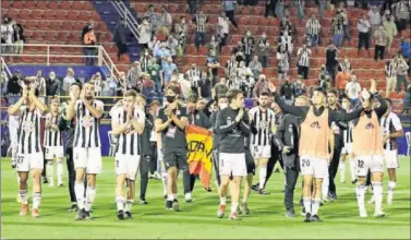  ??  ?? Los jugadores del Badajoz festejan la victoria de la semana pasada.