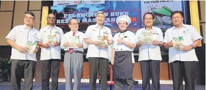  ??  ?? ISTIMEWA: Mah (tengah) bersama Uggah (tiga kiri), Mawan (kanan) serta yang lain menunjukka­n buku resipi lada bertajuk ‘Sarawak Pepper for Your Palate’ yang turut dilancarka­n pada majlis semalam.