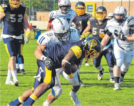  ?? FOTO: MICHAEL G. WIEGAND ?? Die Ravensburg Razorbacks (hinten Tyler Clifton) haben sich in der GFL 2 Süd auch bei den Wiesbaden Phantoms durchgeset­zt.