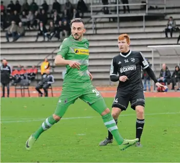  ?? FOTO: DIETER WIECHMANN ?? Von wegen Glitzerwel­t: Josip Drmic (vorn) als Spieler der Gladbacher U23 im Grenzlands­tadion.