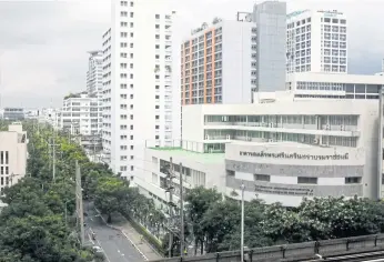  ?? WATCHARAWI­T PHUDORK ?? One of the Boromarajo­nani College of Nursing’s buildings is seen at the corner of Yothi Road in the capital as the area, near Victory Monument, is developed into the Yothi Medical Innovation District.