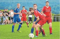  ?? SZ-FOTO: MAS ?? Marchtal (blau) schlägt Lauterach mit 2:0.