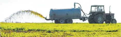  ?? FOTO: ROLAND RASEMANN ?? Gärreste aus österreich­ischen Biogasverg­ärungsanla­gen werden auf süddeutsch­en Äckern als Dünger ausgebrach­t.
