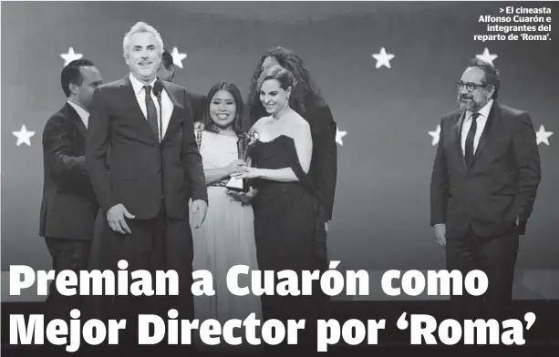  ??  ?? &gt; El cineasta Alfonso Cuarón e integrante­s del reparto de ‘Roma’.