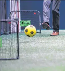  ?? FOTO: DPA ?? Besucher spielen während der Eröffnung der Start-up-Plattform Grow von Bosch mit kleinen Fußballtor­en.