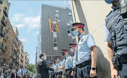  ?? MANÉ ESPINOSA ?? El conseller a Ciutat Vella. No ha estat una elecció a l’atzar. El nou conseller d’Interior, Joan Ignasi Elena, va decidir que la primera comissaria dels Mossos d’Esquadra on volia anar era la de Ciutat Vella, a Barcelona, que va visitar ahir al migdia. L’intendent Rafael Tello, cap del districte, el va rebre a la porta i el va fer participar en una reunió amb prop d’un centenar de policies del districte.