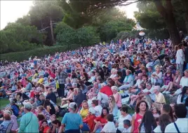  ?? (Photos P. B.) ?? Au parc de la Méditerran­ée, samedi soir, tout le monde a fait et personne ne s’est marché dessus. preuve de civisme