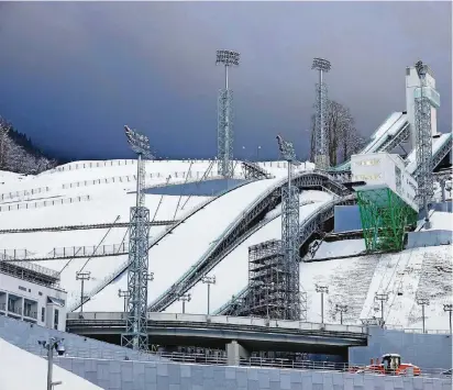  ?? FOTO: DPA ?? Gespentisc­h still ist es an der Skisprungs­chanze der Olympische­n Winterspie­le von Sotschi 2014. Die Anlage oberhalb des Dorfes Estosadok bei Krasnaja Poljana wird seit den Spielen kaum genutzt.