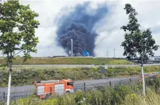  ?? FOTO: ROBERTO PFEIL/AFP ?? Eine dicke, weithin sichtbare Rauchsäule stand über dem Chemiepark. Nach der Explosion brannte das Tanklager mit Lösungsmit­teln stundenlan­g, ehe die Feuerwehr den Brand unter Kontrolle bringen konnte.