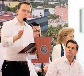 ??  ?? TUXTLA GUTIÉRREZ. El presidente Peña Nieto y el gobernador Manuel Velasco, ayer en la inauguraci­ón del Hospital General del ISSSTE “Dr. Belisario Domínguez”.