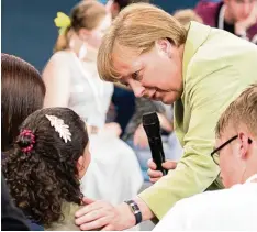  ?? Fotos: dpa ?? Das palästinen­sische Flüchtling­smädchen Reem im Jahr 2015. Rechts mit Kanzlerin Angela Merkel.