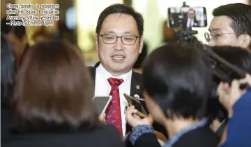  ??  ?? Chong speaks to reporters after the State Legislativ­e Assembly sitting yesterday. – Photo by Chimon Upon