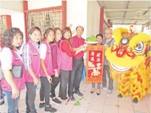  ??  ?? EDWARD (enam kiri) bersama Mary (lima kiri) serta rombongan Wanita Parti Bersatu Sabah (PBS) menyempurn­akan gimik perasmian sambutan Tahun Baharu Cina di PDK Likas.