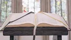  ?? FOTO:EV. KIRCHENKRE­IS ?? Wer am Lesetisch in der Salvatorki­rche Platz nehmen möchte, kann sich eine Bibelstell­e mit der entspreche­nden Uhrzeit aussuchen.