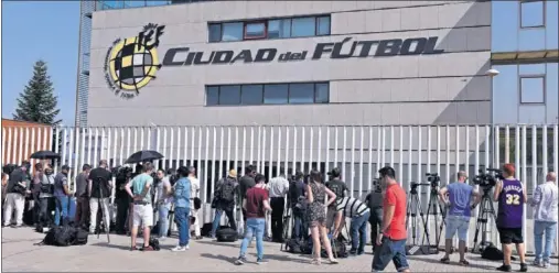  ??  ?? FOCO DE ATENCIÓN. Pese al cambio de guardia, a la FEF se le acumulan los asuntos en los tribunales para explicar acciones del pasado.