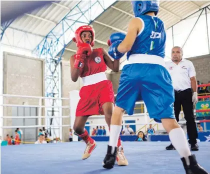  ?? CARLA OROZCO ODIO ?? Marcos Gómez Gómez (rojo), de Carrillo, venció por decisión unánime a Joseph Angulo, de San José, en la categoría de 42 kilogramos. El guanacaste­co ahora irá por la medalla de oro.