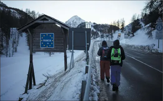  ?? (AP/Daniel Cole) ?? Ethiopian migrants cross into the French Alps on Dec. 13 from Claviere, Italy.