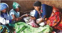  ?? ?? First Lady Dr Auxillia Mnangagwa hands over blankets, food hampers, toiletries and other goods to Gogo Ellah Guta in Mutasa, Manicaland yesterday