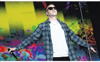  ??  ?? Macklemore fand wie immer die perfekte Balance zwischen Entertainm­ent, Party und Botschaft