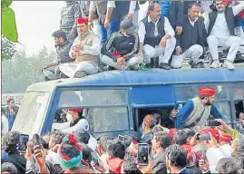  ?? . DEEPAK GUPTA/HT PHOTO ?? Samajwadi Party chief Akhilesh Yadav (in front seat) being detained in a police van for planning to take out a march in favour of protesting farmers, in Lucknow on Monday.