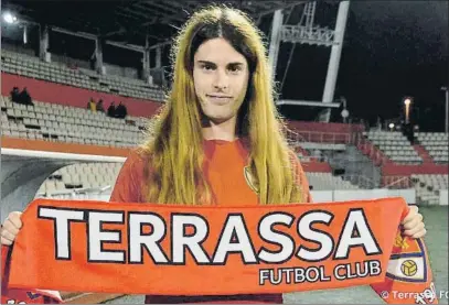  ?? FOTO: TERRASSA FC ?? Valentina, muy feliz Ya tiene el OK federativo para jugar con el Terrassa Femenino y podría debutar ya este domingo