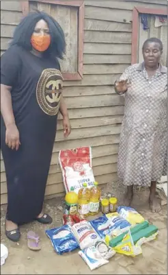  ??  ?? Mai Gunguwo (left) with the support of her fans donated groceries to the disadvanta­ged members of society