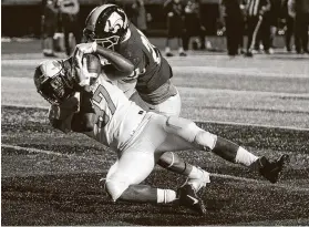  ?? Thomas B. Shea / Contributo­r ?? Paetow receiver David Murray (87) catches a touchdown pass against Angleton cornerback Kaydon Dozier in the second quarter Friday atWildcat Stadium.