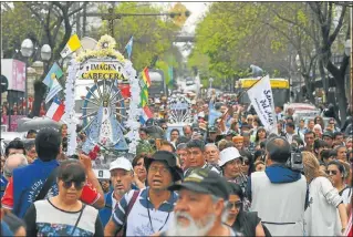  ?? TELAM ?? SALIDA. A las 12, los peregrinos partieron desde la Parroquia San Cayetano, en Liniers, con la imagen de la Virgen como guía.