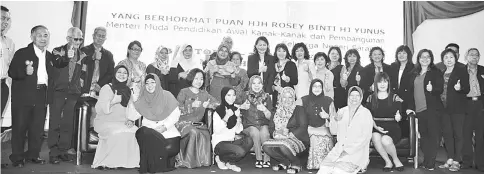  ??  ?? Rosey (seated centre) with participan­ts of Basic ICT Skills Course for Single Mothers in Sarawak (ICT4IT) Series 2/17 showing their thumbs-up to the programme.