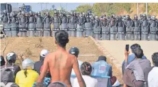  ?? FOTO: STR/AFP ?? Demonstran­ten vor einer Straßenspe­rre in Naypyidaw.