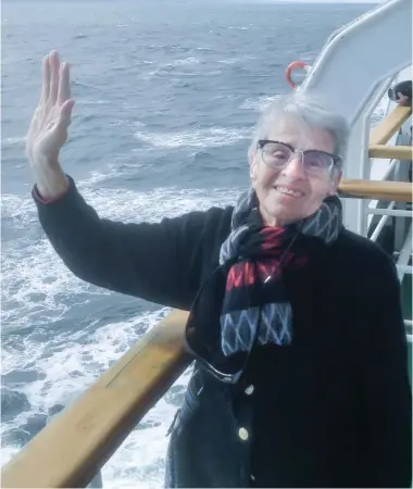  ?? PHOTO COURTOISIE, FRANÇOIS FRÉCHETTE ?? Madeleine Bernier-Fréchette, âgée de 99 ans, a pris la pose sur le bateau samedi.