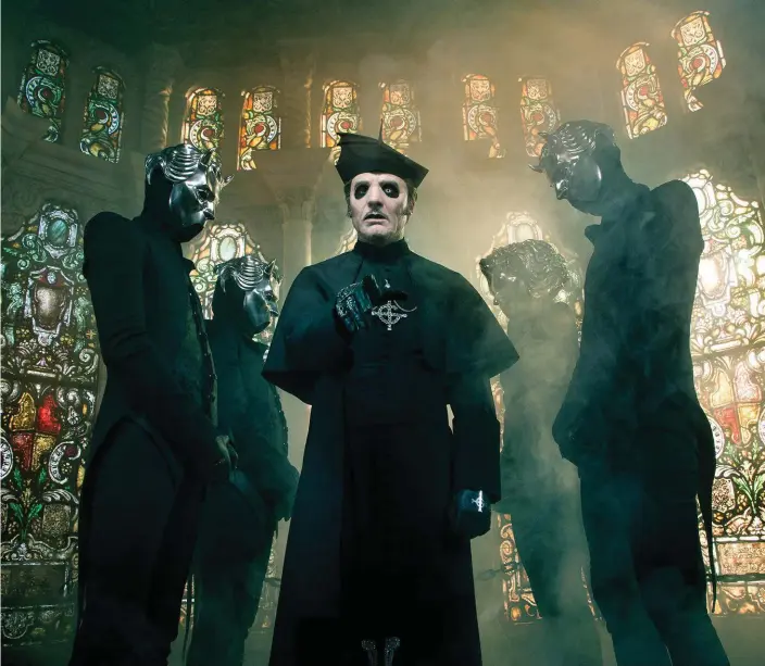  ?? Bild: UNIVERSAL ?? Cardinal Copia och hans närmaste män i ”nya” Ghost.