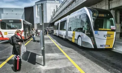  ?? FOTO RR ?? Op de ringlijn rond Brussel worden vandaag al trambussen ingezet (hier aan de luchthaven van Zaventem).