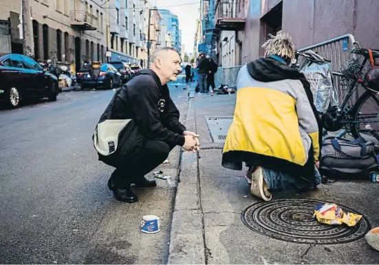  ?? Efe Wasfington Post / Getty ?? Un activista de la oenegé Glide ayudando a drogadicto­s en las calles de San Francisco