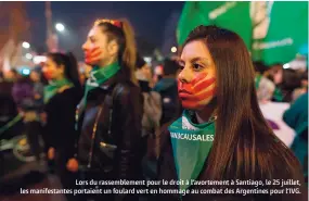  ??  ?? Lors du rassemblem­ent pour le droit à l’avortement à Santiago, le 25 juillet, les manifestan­tes portaient un foulard vert en hommage au combat des Argentines pour l’IVG.