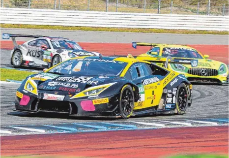  ?? FOTO: ROLAND HASENMUELL­ER ?? Ausgerechn­et auf dem Hockenheim­ring muss der Ellwanger Florian Spengler sein Auto vorzeitig abstellen.