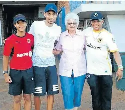  ?? Picture: SUPPLIED ?? INSPIRING MEETING: Dwayne Pharo, 14, and his dad Wayne meet with Olympic 400m champion Wayde van Niekerk and his coach Tannie Ans Botha in Bloemfonte­in on Tuesday