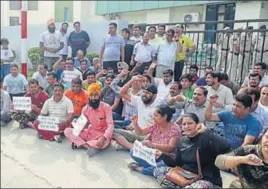  ?? HT PHOTO ?? Agitated parents protesting outside The Millennium School in Panipat on Thursday.