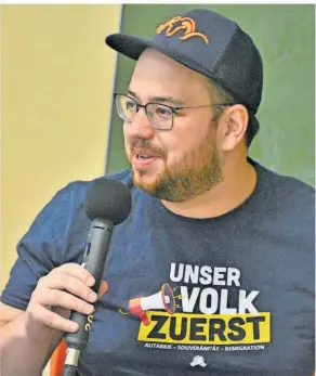  ?? FOTO: PETERSON ?? Carsten Becker in seinem TShirt, auf dem ein Spruch der rechtsextr­emen Identitäre­n Bewegung prangt.